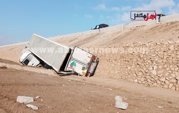 إنقلاب سيارة نقل ثقيل 