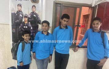 الاربع اولاد داخل قسم الشرطة 