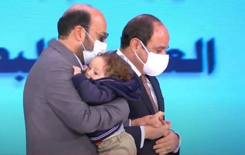الدكتور محمود قنيبر أثناء تكريمه من الرئيس السيسي 
