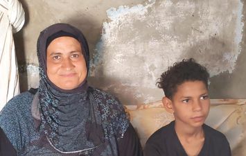 الطفل علي ووالدتة