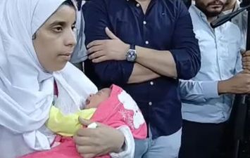 المتهمة تحمل رضيعها خلال محاكمتها