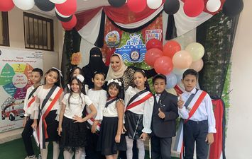 بالبلالين و الشوكولاته مديرة مدرسة تستقبل الطلاب فى أول يوم دراسة ببورسعيد 