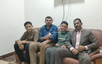 تامر وأولاده مع مراسل الإسماعيلية  