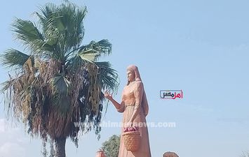 تمثال ملكة الفراولة بالإسماعيلية 
