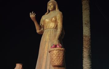 تمثال ملكة الفراولة بالإسماعيلية  