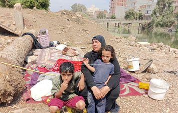 سماح تفترش الشارع 