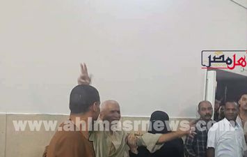 لحظة سقـوط وإغماء جد &quot;أطفـل دلجا&quot; ضحـايا زوجة والدهم أثناء محاكمة المتهمة