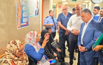محافظ الإسماعيلية  في جولات مفاجأة للمجمع الطبي 