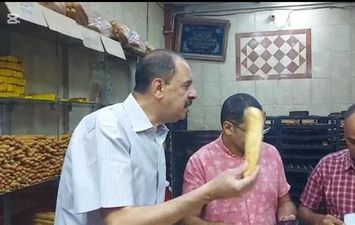 محافظ سوهاج يعنف صاحب مخبز فينو 