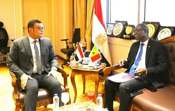 وزير الاسكان اثناء استقبال سفير السنغال