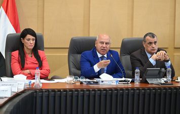 وزير الصناعة والنقل أثناء الاجتماع