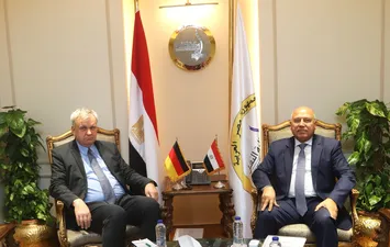 وزير الصناعة والنقل مع سفير ألمانيا بالقاهرة 