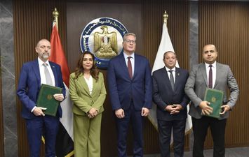 " البترول " و " محافظ بورسعيد " يشهدون توقيع اتفاقية تعاون مشترك بين مؤسسة الطاقة الحيوية للتنمية المستدامة