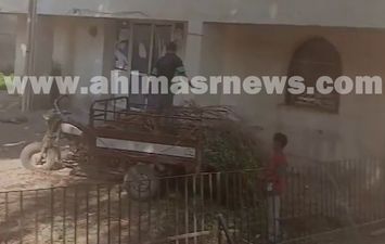 اثناء تحميل اخشاب الاشجار 