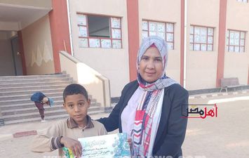 اثناء تكريم الطالب 