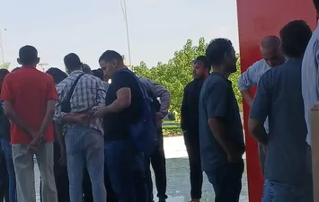 احتجاج عمال الأهلي
