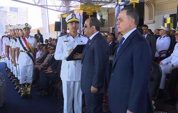الرئيس السيسي يمنح أوائل الخريجين من أكاديمية الشرطة أنواط الامتياز
