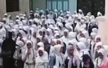 الطلاب بجنازة معلمهم