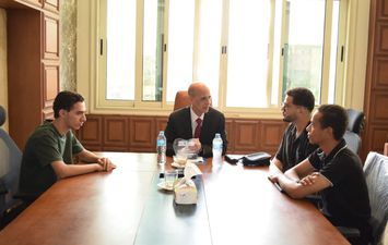 الطلاب مع رئيس جامعة بنى سويف الأهلية