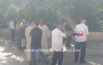 تجمع أنصار المرشحين لانتخابات مجلس النواب أمام محكمة كفر الشيخ 