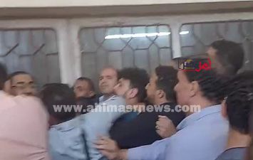 تشابك بالأيدي 