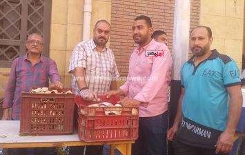 توزيع سندويتشات طعمية على زوار مسجد الشيخ إبراهيم الدسوقي 