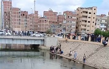 جانب من أعمال البحث عن جثمان الغريق 