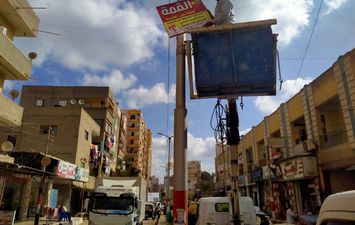 جانب من إزالة الإعلانات المخالفة