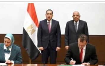 جانب من التوقيع