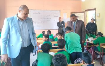 جانب من  متابعة وكيل وزارة التربية والتعليم بقنا