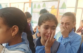 حزن طلاب وطالبات مدرسة لوفاة معلمهم
