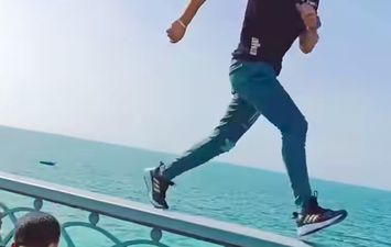 شاب يركض أعلى سور كوبري ستانلي