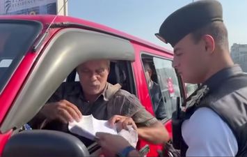 ضابط مرور يستوقف سائق ميكروباص