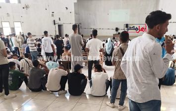 طلاب كلية زراعة يجلسون على الأرض 