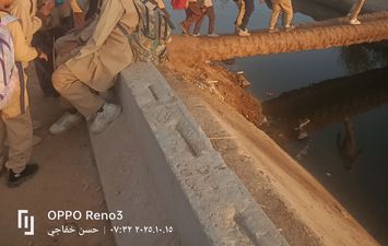 طلاب مدارس يعبرون الموت على جزع نخلة