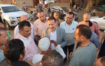 محافظ المنوفية يزور الأراضي الغارقة 