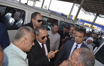 محافظ بورسعيد يتفقد &quot; الميناء البري&quot; بالضواحي لمتابعة تطبيق التعريفة الجديدة للركوب 