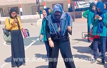 مديرة مدرسة ثانوى ببورسعيد تشارك الطالبات النشاط الرياضى و تلعب الأولى 
