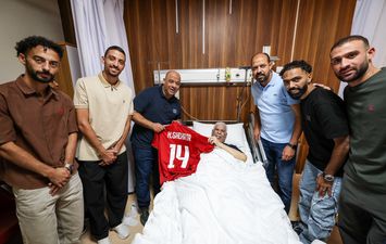 نجوم الاهلي في زيارة حسن شحاته