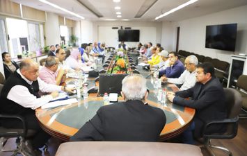 اجتماع رئيس شركة الصرف الصحي 