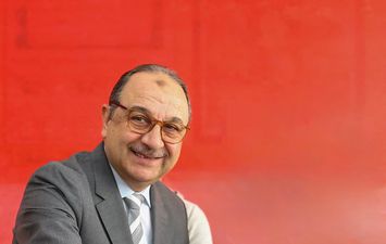 وزير قطاع الأعمال العام يدلي بصوته في انتخابات مجلس النواب 