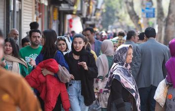 نساء بلا غطاء رأس يتحرّكن بثقة في قلب طهران