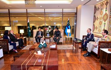 وزير الخارجية خلال زيارته لباكستان 