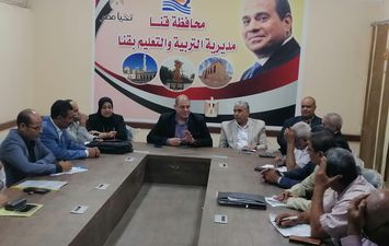 اثناء اجتماع وكيل وزارة التربية والتعليم بقنا بالمعلمين 