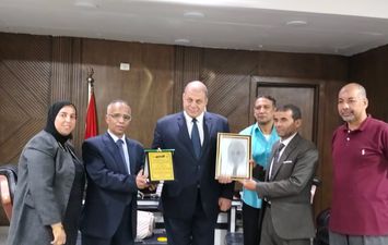 اثناء تكريم وكيل وزارة قنا التعليمية 