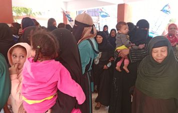 السيدات مع أطفالهن 