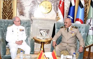 الفريق أحمد خليفة يلتقي رئيس أركان الدفاع الأسباني