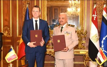 الفريق أول عبد المجيد صقر يلتقى وزير الدفاع الروماني