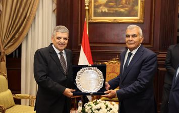 الفريق اسامه ربيع يقدم التهنئة لرئيس مجلس الشيوخ 