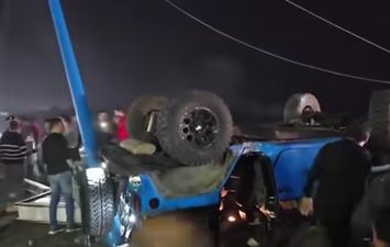 انقلاب سيارة على طريق الكورنيش